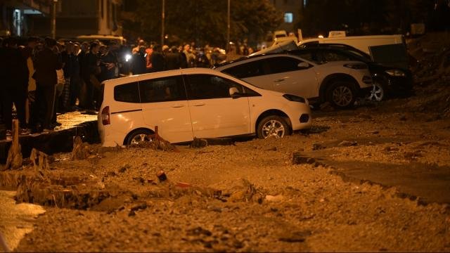 Ankara'da yol çöktü: 20 araç hasar gördü