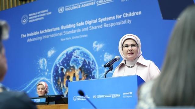 Emine Erdoğan: Çocuklar, zihinlerine göz konulmuş hedef kitleye dönüştürüldü