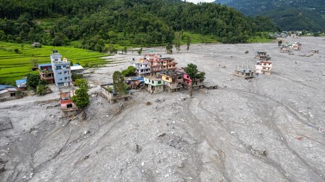 Nepal'deki sel felaketinde hayatını kaybedenlerin sayısı 1451'e yükseldi