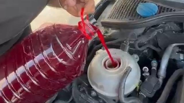 Otobanda hararet yapan aracına şalgam suyu koydu